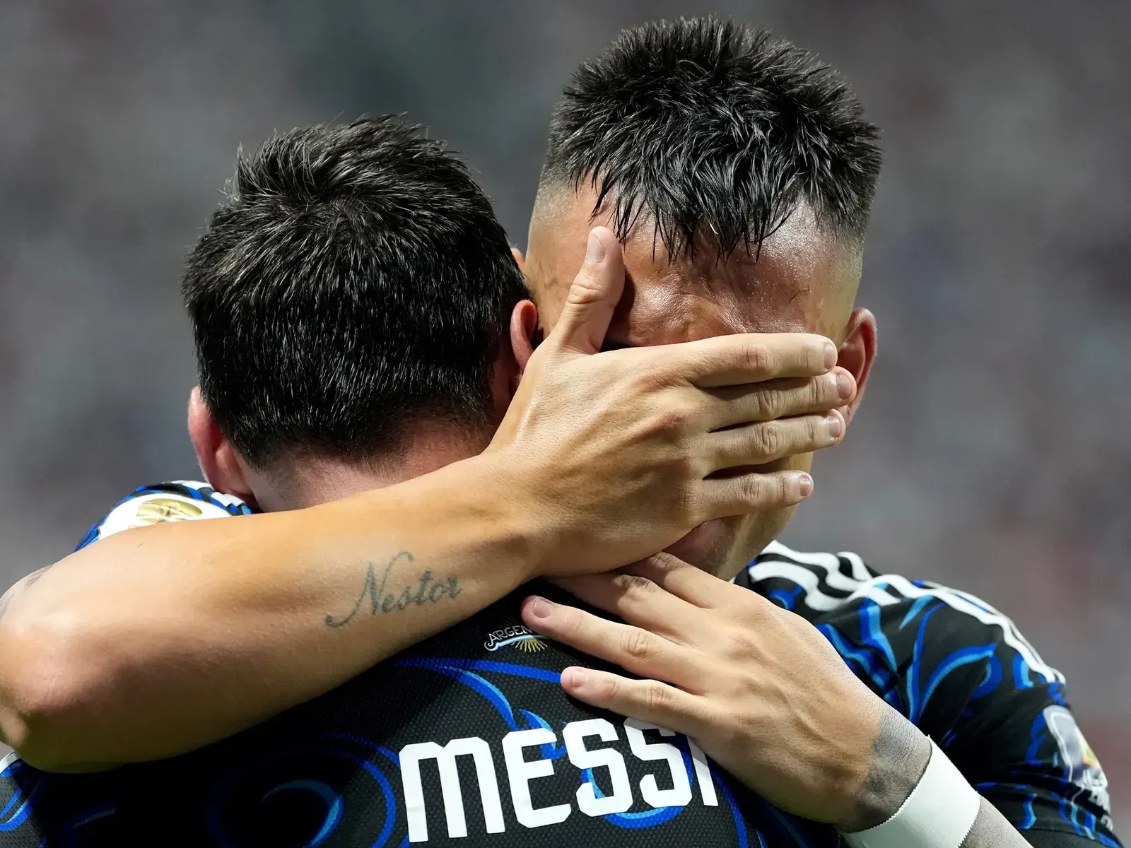 Jugadores de la Selección Argentina celebran un gol crucial durante un partido del Mundial 2026.