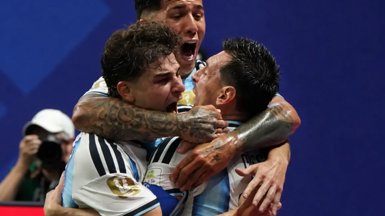 Julián Álvarez recupera su nivel estelar y lidera a Argentina en un partido clave