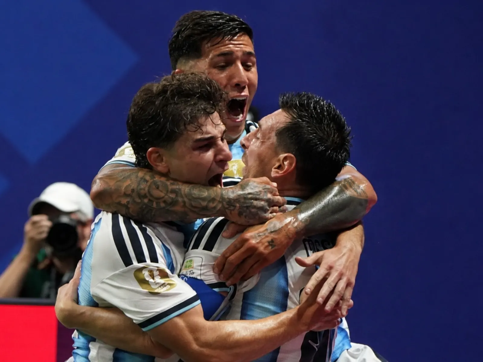 Foto de Julián Álvarez con la camiseta de la Selección Argentina, sonriendo y con el puño cerrado, tras anotar un gol importante.