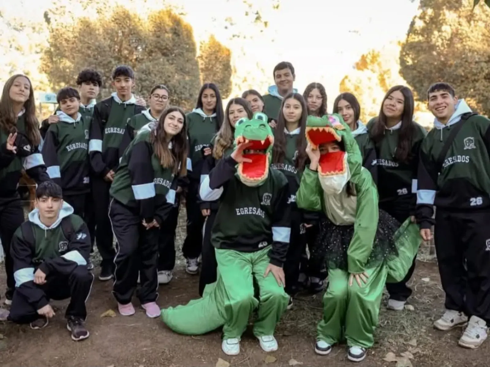 Grupo de estudiantes argentinos sonriendo, posando con un diploma o trofeo en un contexto escolar o de premiación.