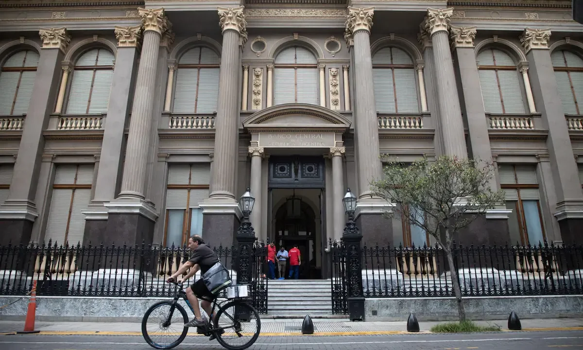 El rol del Banco Central de la República Argentina (BCRA) y su impacto en la economía ha sido objeto de debate y análisis a lo largo del tie