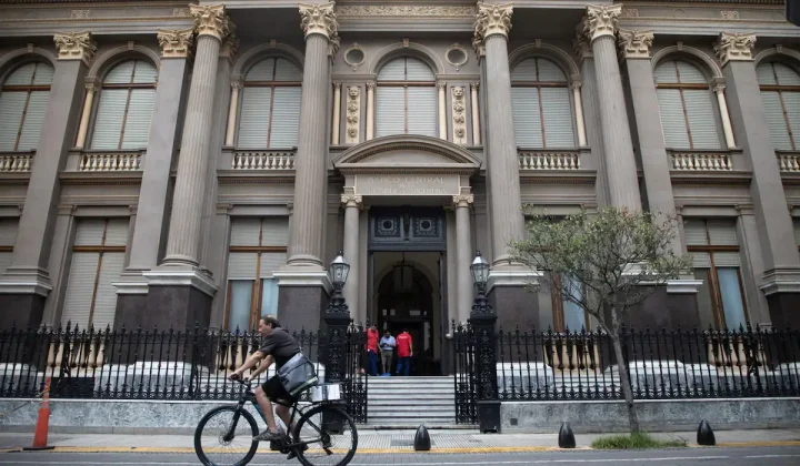 El rol del Banco Central de la República Argentina (BCRA) y su impacto en la economía ha sido objeto de debate y análisis a lo largo del tie