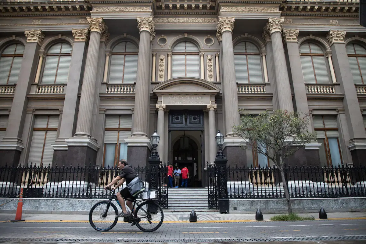 Fachada del Banco Central de la República Argentina en Buenos Aires.