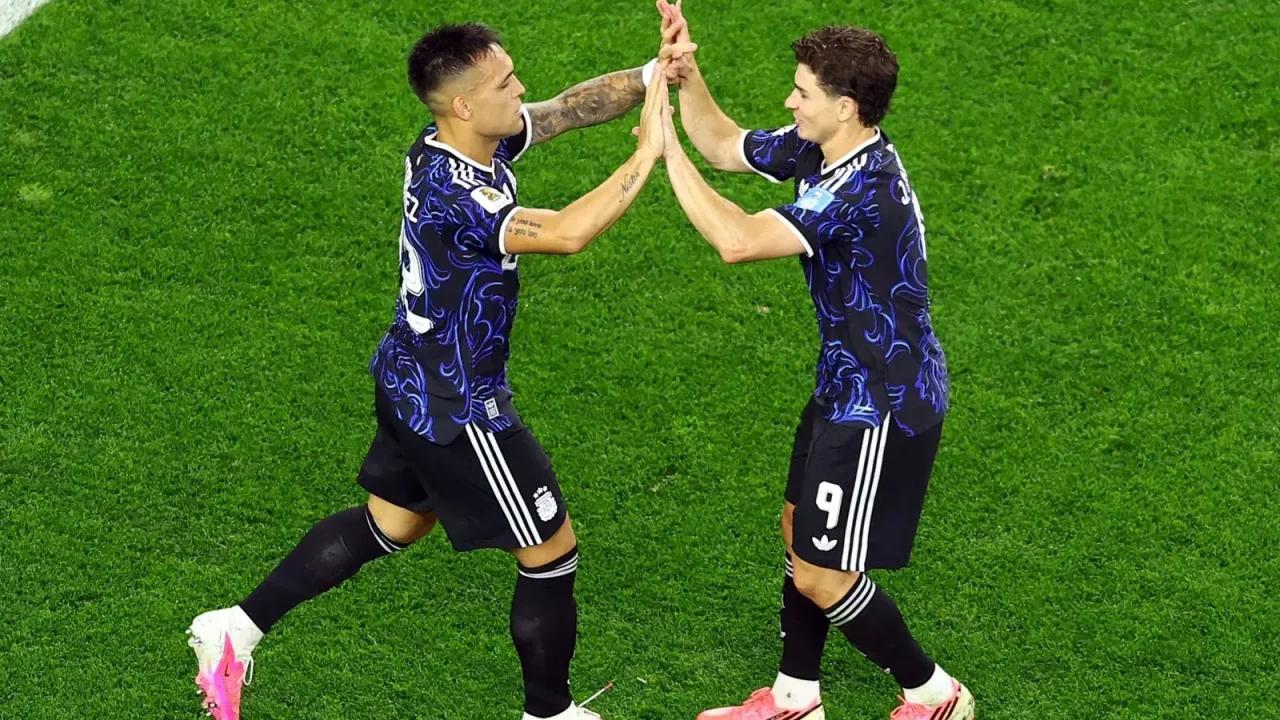 Gabriel Batistuta, uno de los máximos goleadores históricos de la Selección Argentina, salió en defensa de Lautaro Martínez y Julián Álvarez
