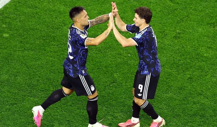 Gabriel Batistuta, uno de los máximos goleadores históricos de la Selección Argentina, salió en defensa de Lautaro Martínez y Julián Álvarez