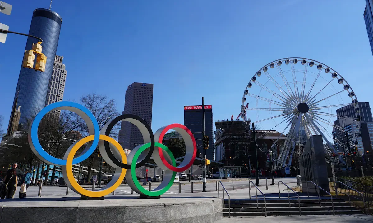 El Centennial Olympic Park de Atlanta, hoy un punto de encuentro para los hinchas del Mundial, alberga un monumento que evoca un suceso que
