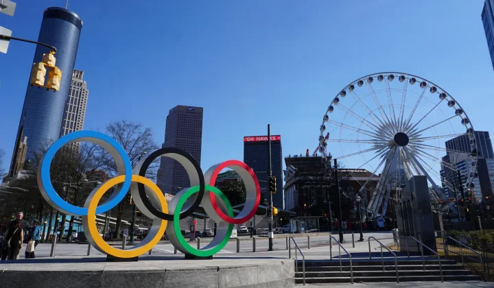 El Centennial Olympic Park de Atlanta, hoy un punto de encuentro para los hinchas del Mundial, alberga un monumento que evoca un suceso que