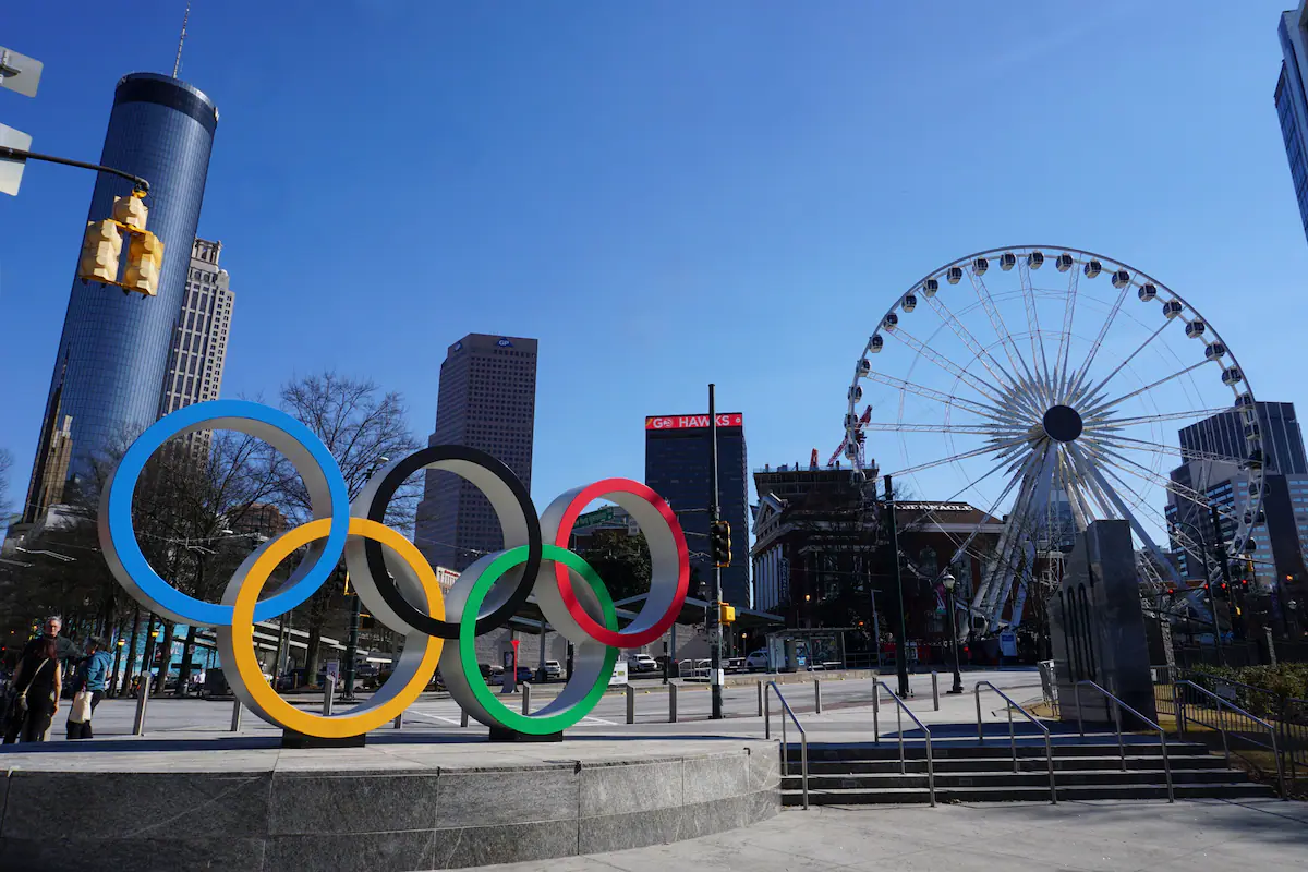 Monumento conmemorativo en el Centennial Olympic Park de Atlanta, recordando a las víctimas del atentado de 1996.