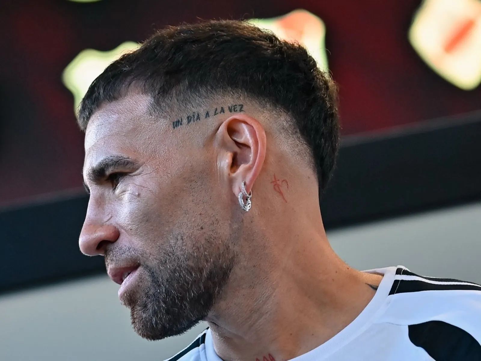 Nicolás Otamendi durante su debut con River Plate en el partido contra Barracas Central por el Torneo Clausura 2025 en el Estadio Monumental de Buenos Aires