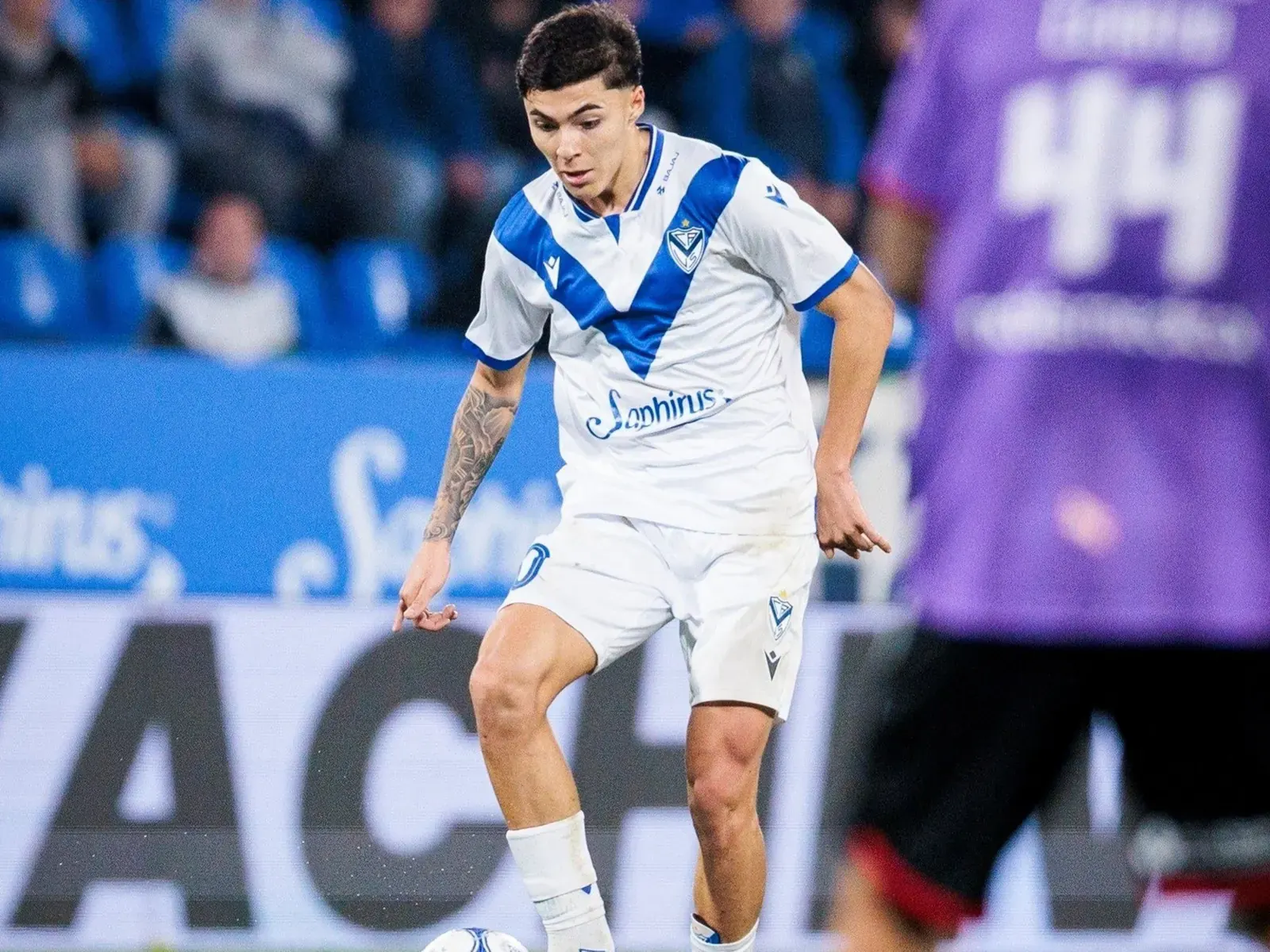 Tobías Andrada, mediocampista de Vélez, disputa un partido de la Liga Profesional de Fútbol Argentino en 2026