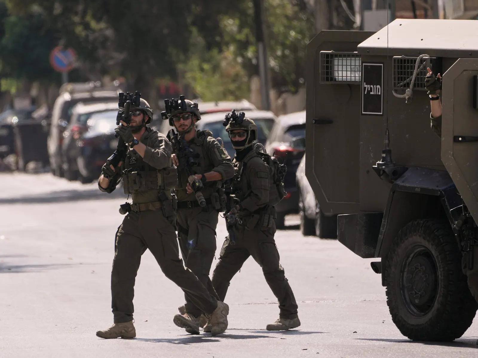 Soldados israelíes patrullan una calle de Nablus, en Cisjordania, durante una operación militar lanzada tras una escalada de violencia en julio de 2026.