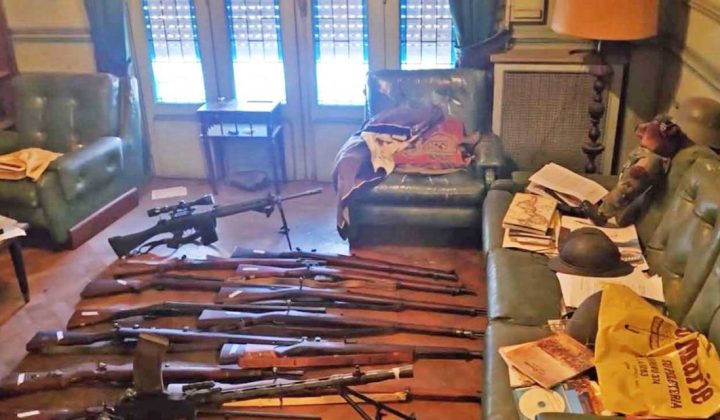 Hallan un arsenal con armas de guerra y objetos nazis en el departamento de un jubilado en Flores