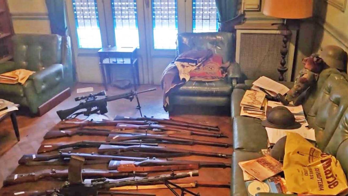 Hallan un arsenal con armas de guerra y objetos nazis en el departamento de un jubilado en Flores