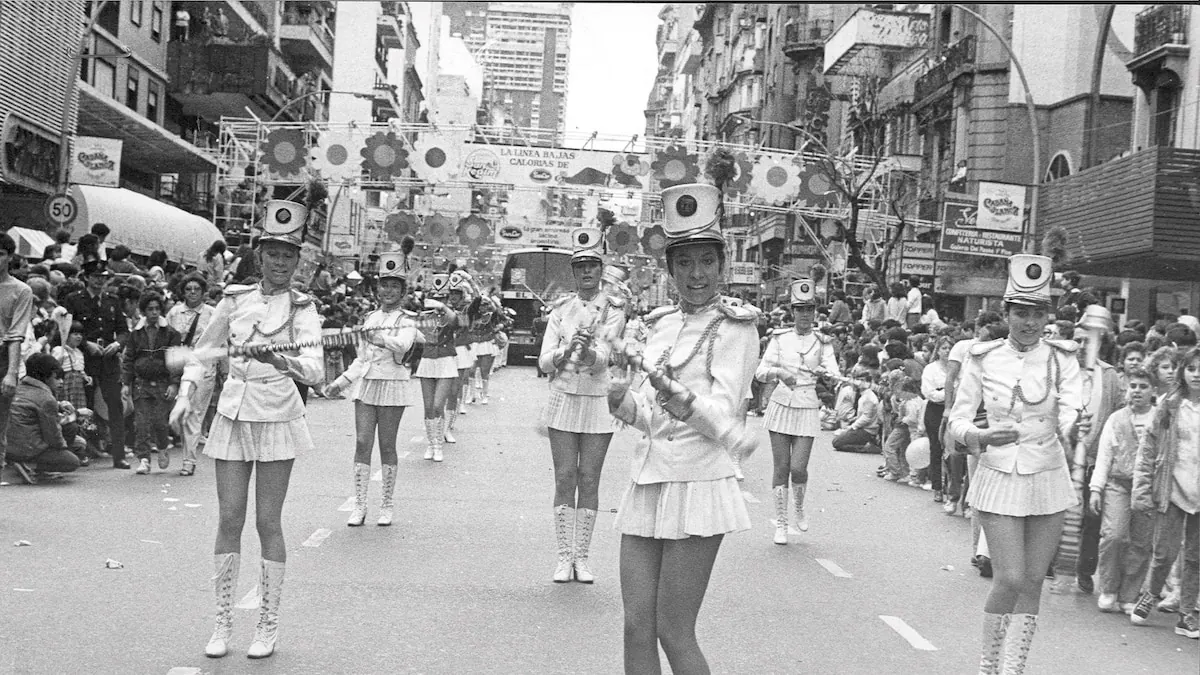Avenida Santa Fe: un recorrido de cinco kilómetros entre la historia porteña, el transporte y la vida urbana