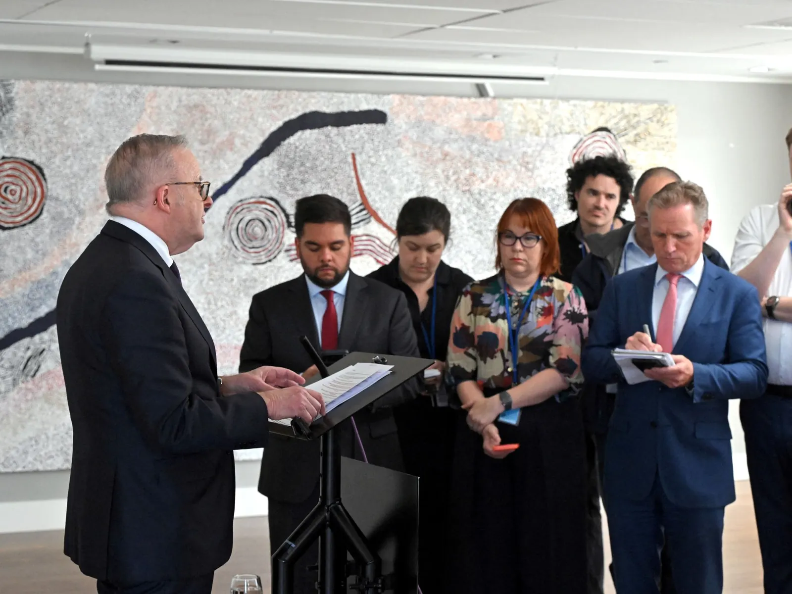 El primer ministro de Australia, Anthony Albanese, durante una conferencia de prensa en Nueva York donde denunció el hackeo de un sitio gubernamental por parte de un agente de