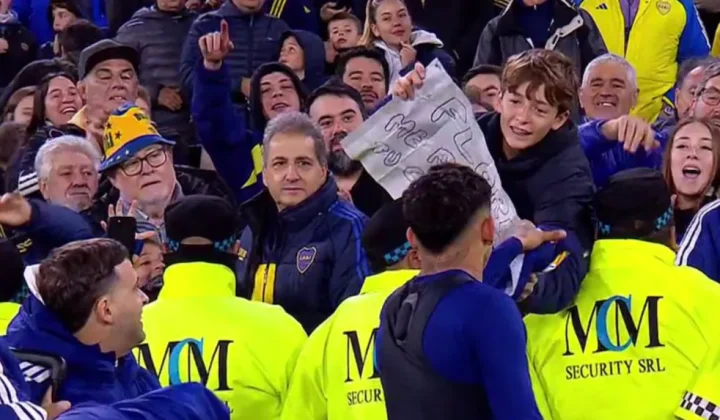 El gesto de Leonel Flores con un pequeño hincha de Boca tras el triunfo ante Talleres