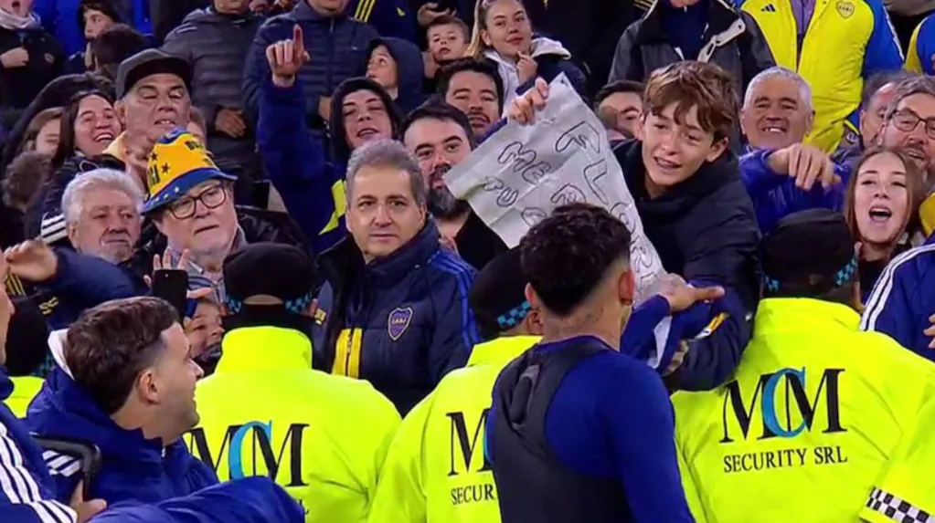 El gesto de Leonel Flores con un pequeño hincha de Boca tras el triunfo ante Talleres
